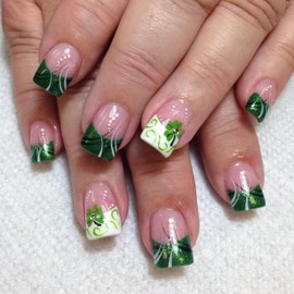 24Pcs St. Patrick's Day Press on Nails Short Square Clover Rhinestone Fake Nails French Glitter Nails Full Cover Green Nude Nails Design Acrylic False Nails for Women Girls Nails Kit (K)