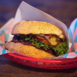 Lawei 50 Pack Oval Food Basket Reusable Plastic Fast Food Diner Basket for Chip Fries Burgers Sandwiches Picnics BBQ Party, Red