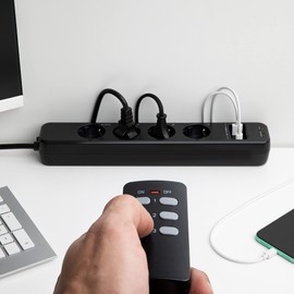 Navaris Wireless Power Strip 4-Way Individually Switchable - with 3x USB Sockets - Radio Socket Strip with Remote Control - Multiple Socket Black