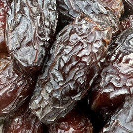 Handmade 11LB MEDJOOL JUMBO DATES. CALIFORNIA FRESH DATES. DELICIOUS AND JUICY