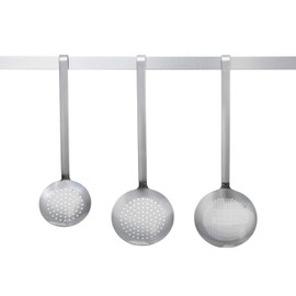 Rösle Haken Schaumlöffel flach grob gelocht, Hochwertiger Abseihlöffel mit Hakengriff, 10 cm, Edelstahl 18/10, Spülmaschinengeeignet