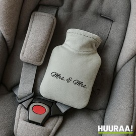 Huuraa Taschenwärmer Mrs. & Mrs. Schriftzug Geschenk 0,2 Liter Grey Mini Veloursbezug Mrs. & Mrs. Geschenkidee