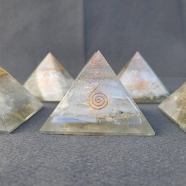 Harmoniekraft Orgonite Pyramid XL Large Green Aventurine, Lapis Lazuli, Amethyst, Selenite, Red Jasper, Black Tourmaline, 90-95 mm Agate 390-415gm Natural Gemstones
