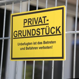 Strobo Privatgrundstück Unbefugten ist das Betreten und Befahren verboten Sign, 20 x 30 cm, Made From Sturdy PVC Hard Foam Board, 3 mm, ‘Attention Private Ground’ Sign With UV Protection