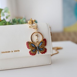 The Rwnjump gold-plated diamond butterfly keychain is a decorative pendant for backpacks, shoulder bags, travel bags, keychains, wallets, and more(Butterfly - blue)