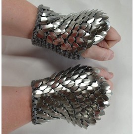 Armor Gauntlets knitted of Dragonhide Scalemail - Silver