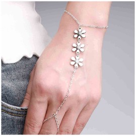 Yheakne Boho Flower Finger Bracelet Silver Ring Wrist Bracelet Vintage Slave Bracelet Minimalist Ring Chain Bracelet Hand Jewelry for Women and Girls Gifts (Silver)
