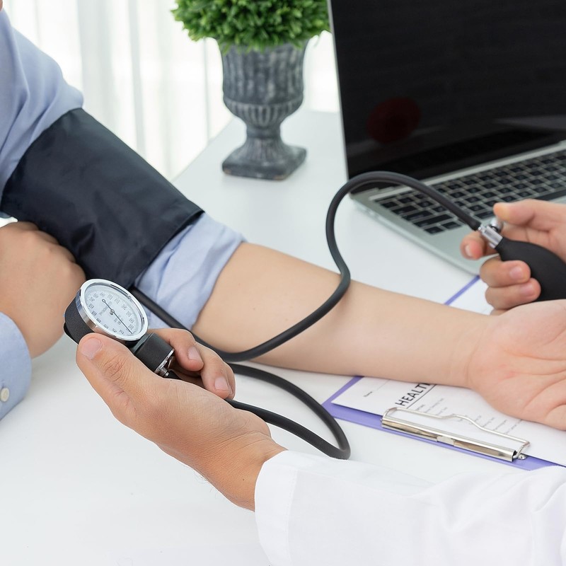 Manuelle Blutdruckmanschette mit Stethoskop,