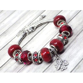 Rote Charms-Armband für Frauen in Edelstahl Thurcolas Modell Manhattan mit Klee Anhänger mit Kristallen