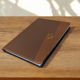 Agenda Ejecutiva Diaria Koovi 2025 Pasta Dura Empastada Hojas A5, Compacta y Elegante, Ideal para la Organización y Planificación Diaria (Modelo 1 Café)