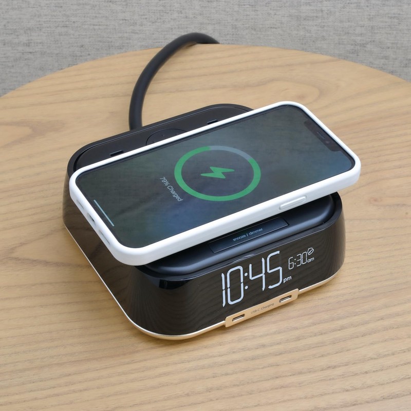 CubieTrio - Magnetic Wireless Charging Alarm Clock with Outlets and