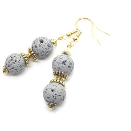 Ohrringe aus grauen Lavasteinperlen und goldenen tibetischen Perlen