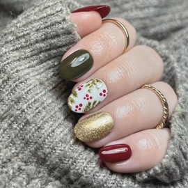 Christmas Press on Nails Short Oval Fake Nails with Glitter Designs Green Nails Press ons Glossy Glue on Nails Winter False Nails Red Full Cover Stick on Nails for Women 24Pcs