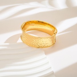 LILIE&WHITE Damen Armreif Gold Armband – Elegantes Hammered Design, Verblasst Nicht, Allergikerfreundlich, Langlebig, Geschenk für Besondere Anlässe