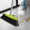Escoba verde para interior de 54 pulgadas de largo mango