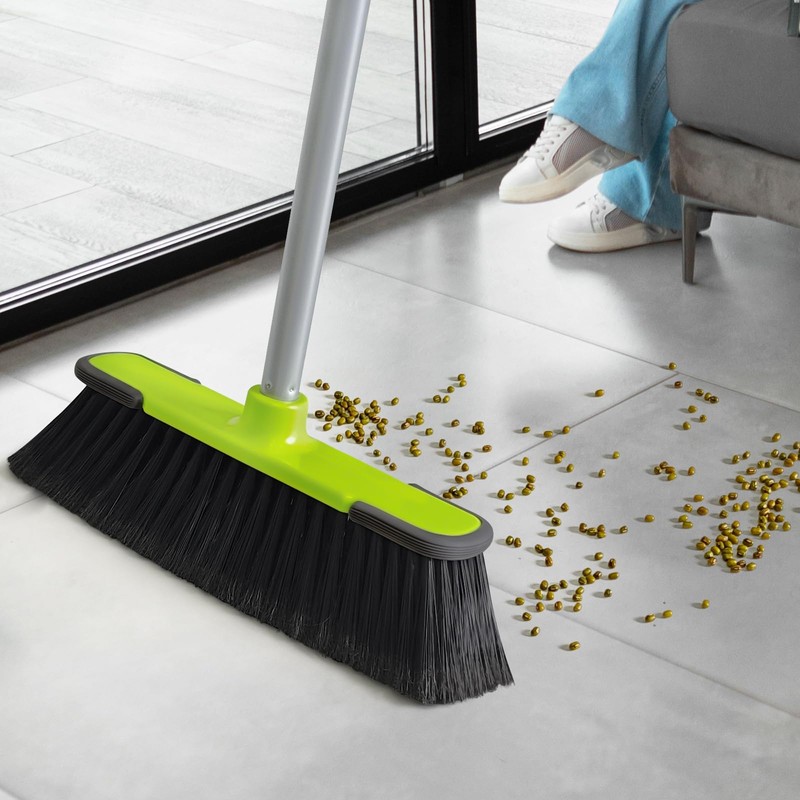 Escoba verde para interior de 54 pulgadas de largo mango