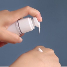 Travel airless vacuum cosmetic dispensing containers, tubs, pumps, empty bottles, hand cream, lotion, essence, shampoo dispensers / 여행용 에어리스 진공 화장품 소분 용기 통 펌프 공병 핸드 크림 로션 에센스 샴푸 디스펜서