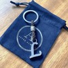 Personalisierter Leder-Schlüsselanhänger mit Initialen - Versilberte Zamak-Buchstaben und Perlen -