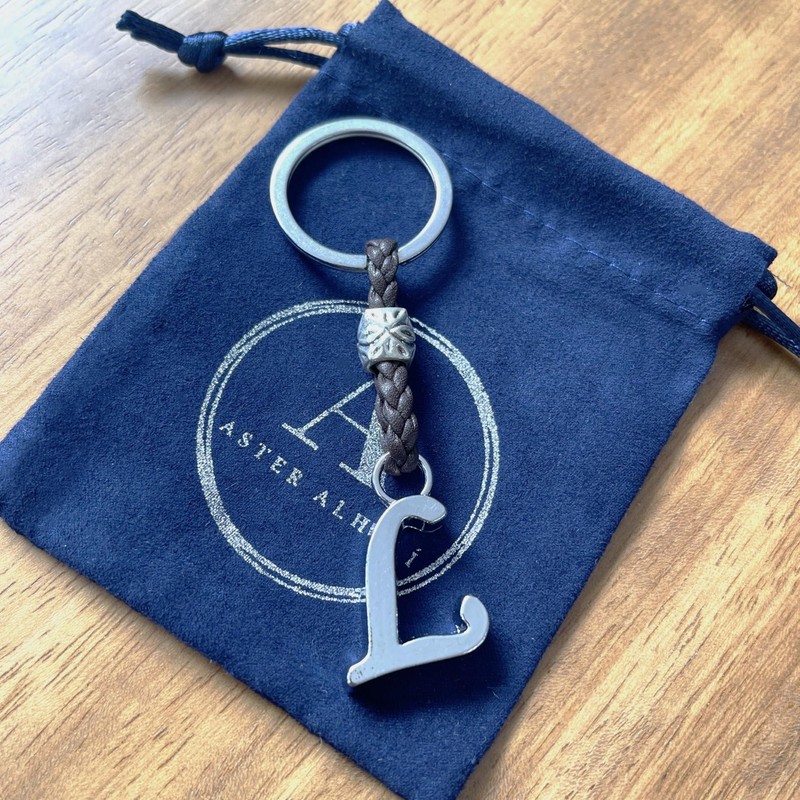 Personalisierter Leder-Schlüsselanhänger mit Initialen - Versilberte Zamak-Buchstaben und Perlen -
