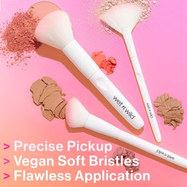Wet n Wild Brocha Profesional para Polvos Faciales Powder Brush de Cerdas Sintéticas Ultra Suaves, Difuminado Uniforme, Mango Ergonómico, Cruelty Free y Vegana
