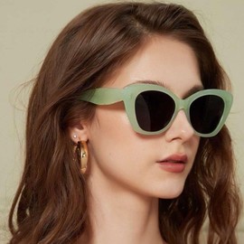LJCZKA Retro Cat Eye Sunglasses for Women Trendy 90s Oval Frame Sun Glasses Vintage Oversized Cateye Shades Outdoor UV400 Protection (Light Green Grey)
