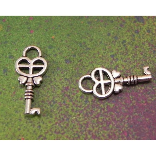 Unbranded 100 Keys Skeleton Key Heart Silver Metal Charm Pendants