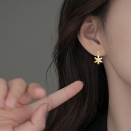 SLUYNZ Solid 925 Sterling Silver Sparkling CZ Snowflake Studs Earrings for Women Teens Snowflake Earrings Studs (B-Gold Plated)