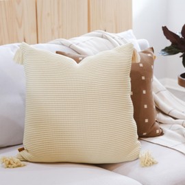 Lumi Lving - Funda de almohada de algodón suave con textura de punto acanalado y esquinas de borla que añade luz y calma a tu espacio (18 x 18 pulgadas, leche de avena)