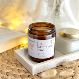 Kerze Sternzeichen Jungfrau Personalisiert mit Namen & Datum - Duftkerze Vanille im Glas - 100% Sojawachs – Personalisiertes Geschenk zum Geburtstag (Jungfrau)