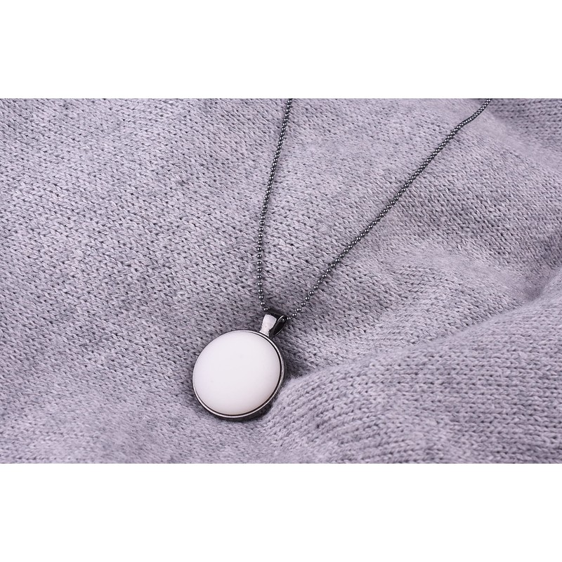 Long chain 'Frieda', 2 Polaris cabochons in a double-sided black