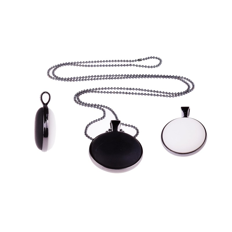 Long chain 'Frieda', 2 Polaris cabochons in a double-sided black