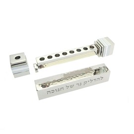 EMANUEL Yair Menorah de viaje para regalos de Hanukkah | Diseño de tira martillada (plateado)