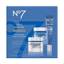 No7 Lift & Luminate - Set de cuidado de la piel de triple acción, crema de día antienvejecimiento de amplio espectro SPF 30 + suero antiarrugas de vit