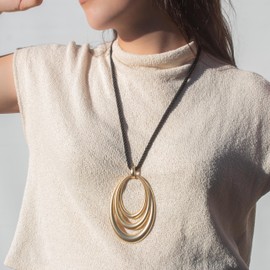 NILUXE DESIGN -Großer Damenanhänger mit Goldenen Ringen – Lange Halskette mit Verstellbarer Länge – Schwarze Satin-Geflochtene Kette – Handgemachter Anhänger im Boho-Chic-Stil für Damen