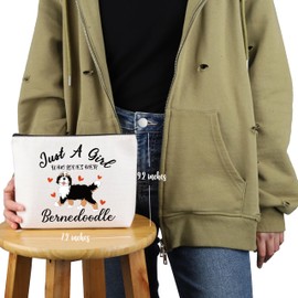 VAMSII Bernedoodle Lover Gift Who Loves Her Bernedoodle Makeup Bag Bernedoodle Owner Gift Dog Lover Dog Mom Gift (Loves Her Bernedoodle M C)