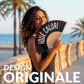 Fisura – Ventaglio originale con messaggio “Qué calor”. Ventaglio pieghevole in legno moderno, ventilatore manuale nero leggero per estate, vacanze, spiaggia o città. Laccetto incluso 42,5 x 23 cm