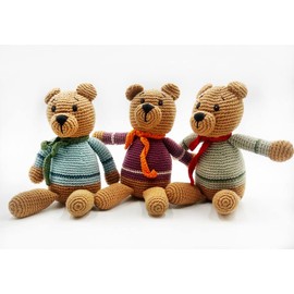 Pebble | Sonajero de oso de peluche azul | Crochet | Comercio justo | Simulación | Juego imaginativo | Bosques | Sonajero | Lavable a máquina