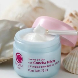 Crema De Día Con Concha Nácar Y Complejo Biobotánico Fps 3                                                                                            
