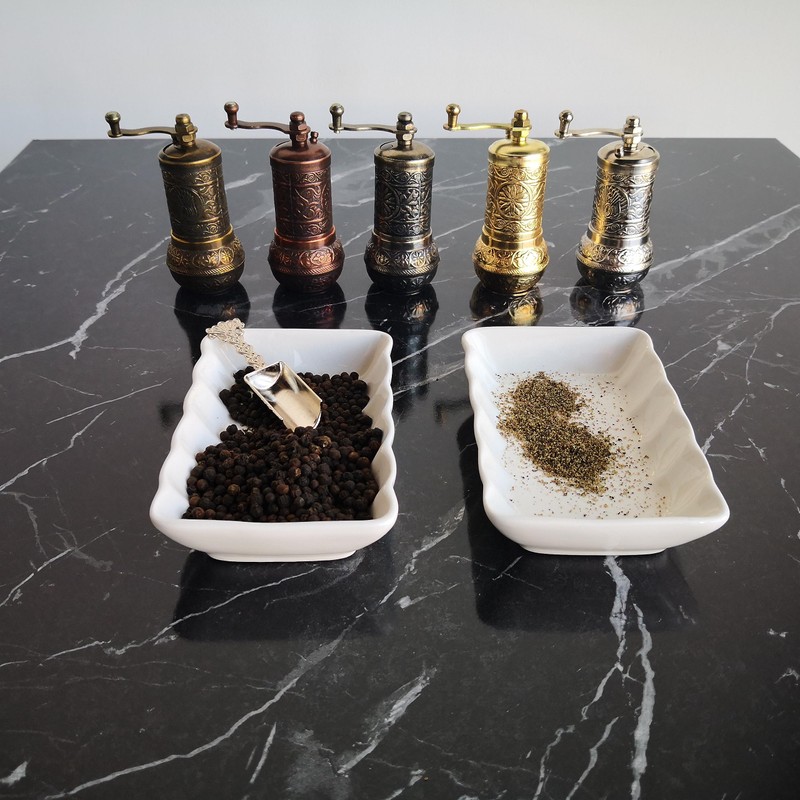 Pepper and Spice Grinder - Manual Mill for Herbs and