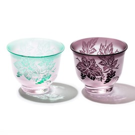Taikero Kobo TB3002/3402 Engraved Dream Pattern Grape Crest Guinomi Pair with Presentation Box, Made in Japan