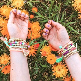 Make It Real - Cadenas y colgantes Neo-Brite. Kit para hacer pulseras con forma de cadena dorada para niñas. Kit de manualidades para crear pulseras únicas para adolescentes con cuentas de neón, colgantes de pompones únicos y cadenas doradas