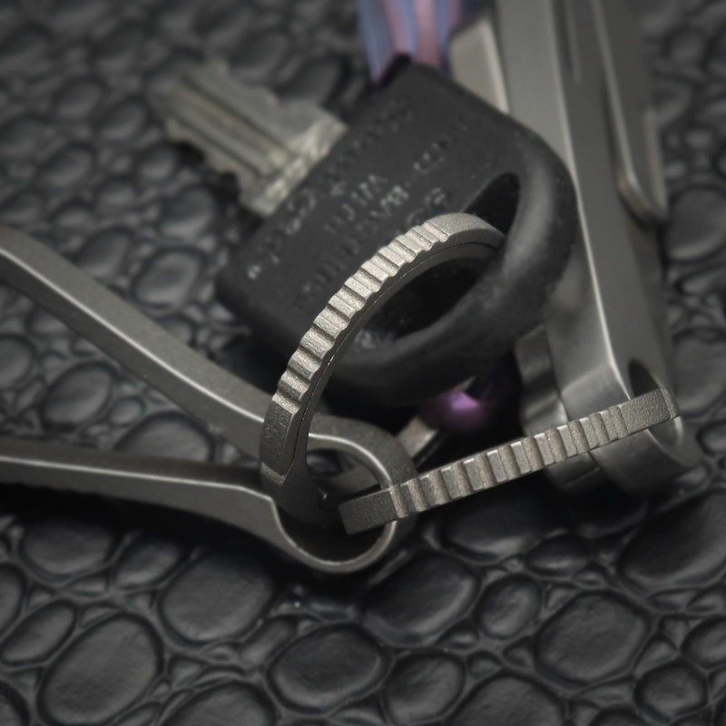 Side Pushing Titanium Key Ring for Key Carabiner Anti-Slip Design