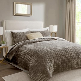 RECYCO Luxury Velvet Quilt Set, Lightweight Velvet Comforter Set, Oversized Bedspread Coverlet Quilted Bedding Set, with 2 Matching Pillow Shams, for All Season, Twin/Twin XL Size, Mocha Brown