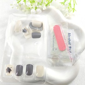 Fall Press on Nails Short Square Fake Nails with Maple Leaves Design Glitter Glue on Nails White Gray Glossy Nails Press ons Autumn Acrylic Artificial Stick on Nail for Women 24Pcs
