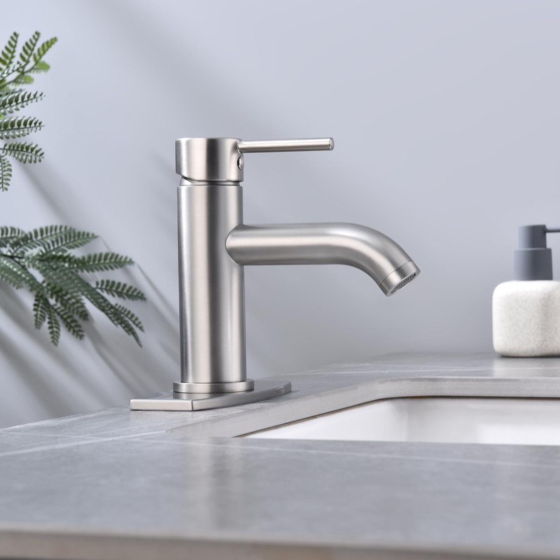 JAKARDA Single Handle Black Bathroom Faucet with Metal Drain Assembly