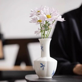 Ceramic Vase, 5.51 Inch White Small Vase, Modern Decorative Vase for Kitchen Bedroom Home Bookshelf Centerpieces Decor, Simple Flower Vase Gift for Birthday Wedding Housewarming Christmas (White)