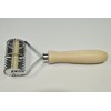 Art.18 Tagliapasta Dentato 8 Quadri al Giro, Acciaio Inossidabile, Marrone