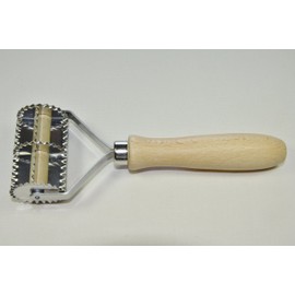 Art.18 Tagliapasta Dentato 8 Quadri al Giro, Acciaio Inossidabile, Marrone