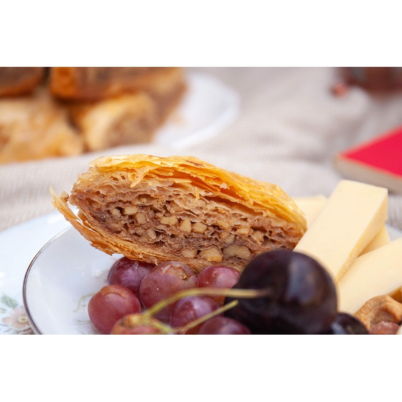 Bakluva 8-Piece Baklava Pastry Dessert Gift Box - (8) Large