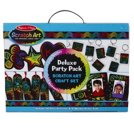 Melissa & Doug Scratch Art® Paquete Deluxe de Manualidades para Fiestas – 12 Pegatinas Jumbo, 12 Llaveros, 12 Marcadores de libros, 12 Marcos Magnéticos, 12 Lápices
